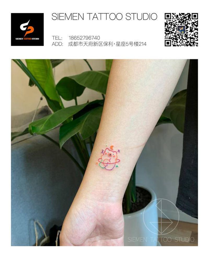 彩色奶凶熊纹身图片_手臂水彩几何线条小熊纹身图案