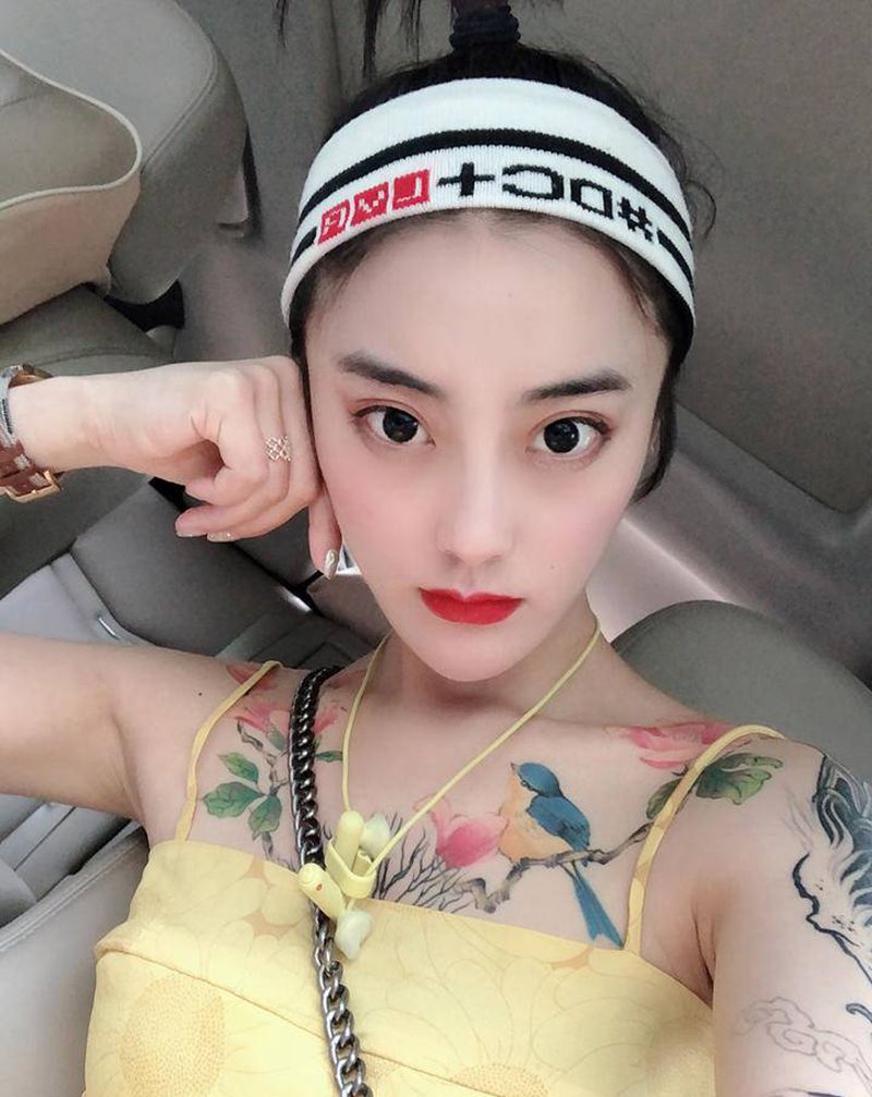 佛山约图纹身图片_手臂花体字欧美写实纹身图案