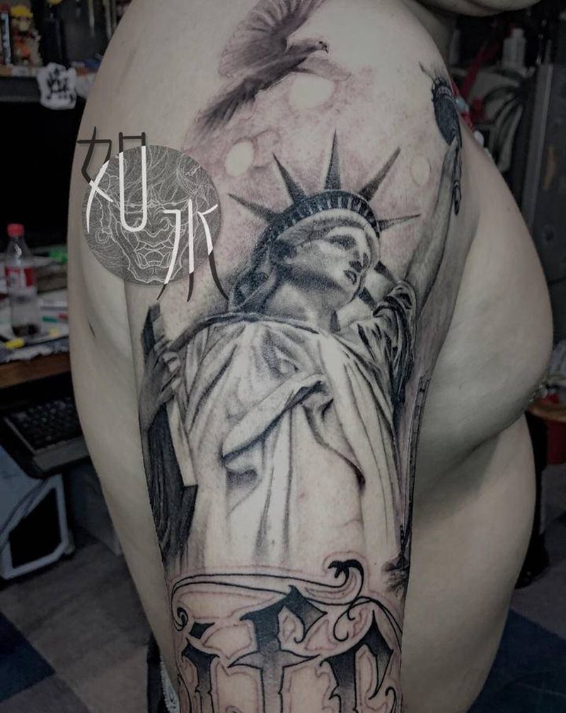 自由，方向纹身图片_手臂欧美写实纹身图案