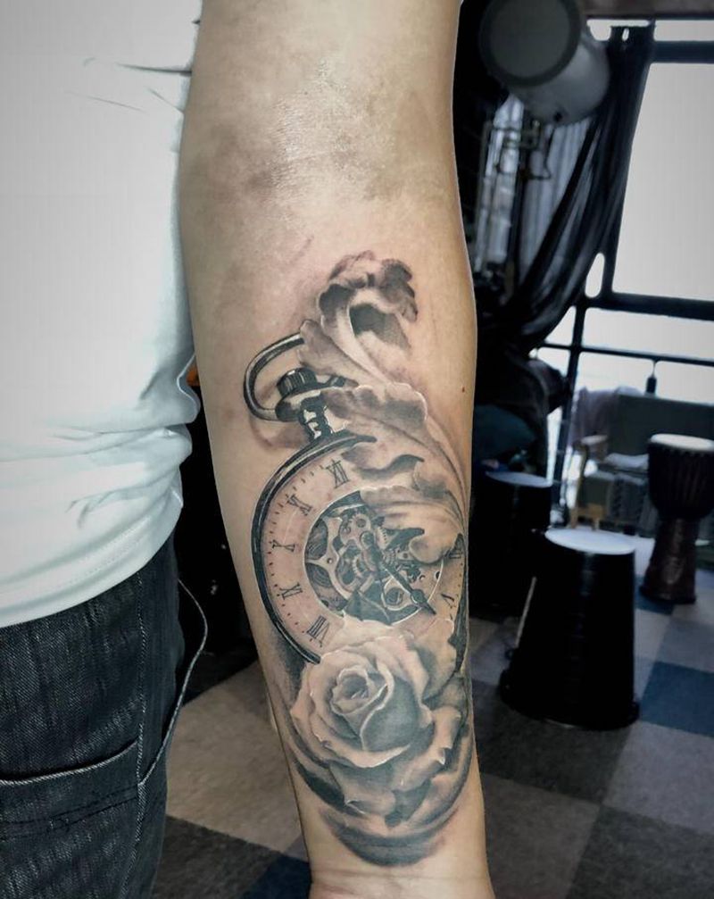 钟与花纹身图片_手臂欧美写实纹身图案