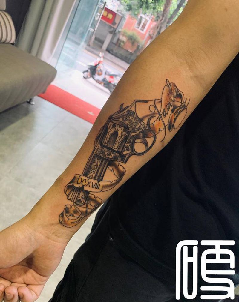 手枪纹身图片_手臂纹身图案