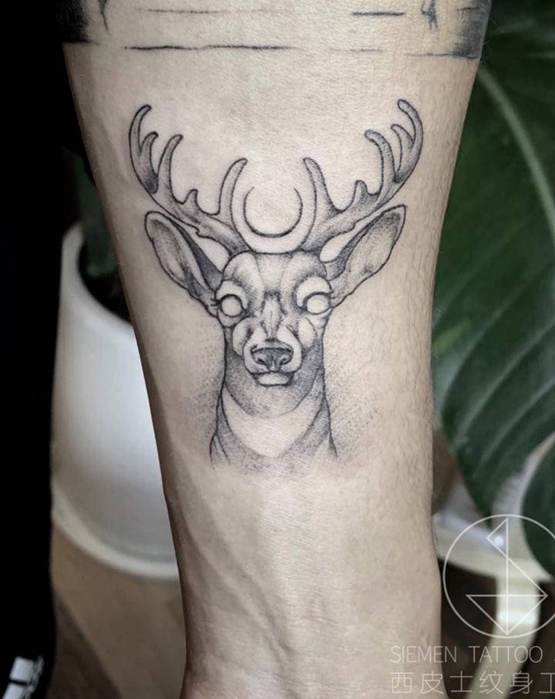 鹿纹身图片_手臂点刺几何鹿写实纹身图案