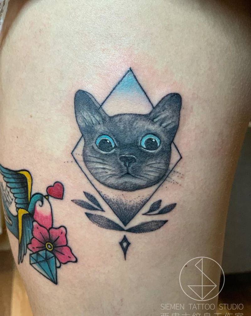 猫纹身图片_腿部几何彩色猫纹身图案