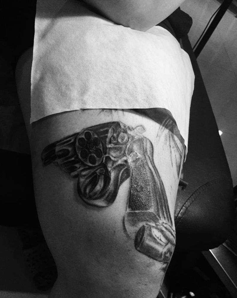 斯密斯韦森纹身图片_腿部纹身图案