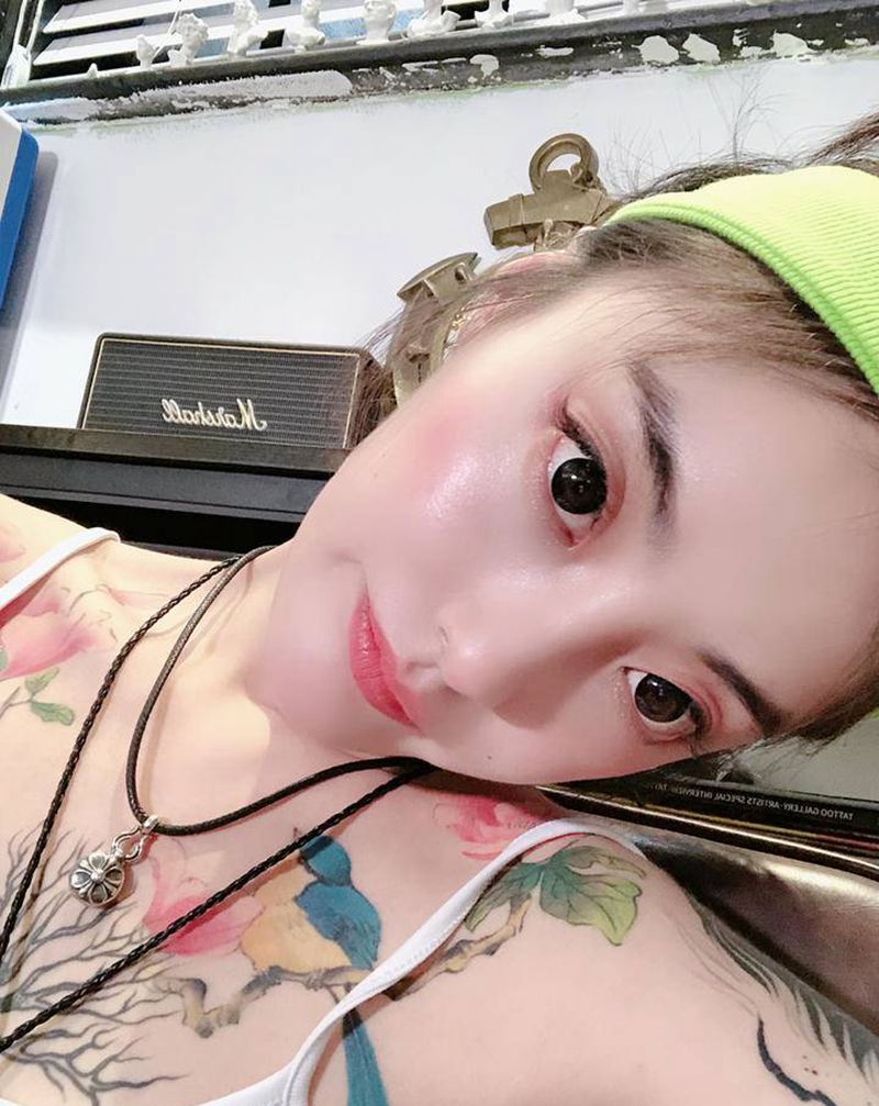 nice纹身图片_胸部水彩花体字纹身图案