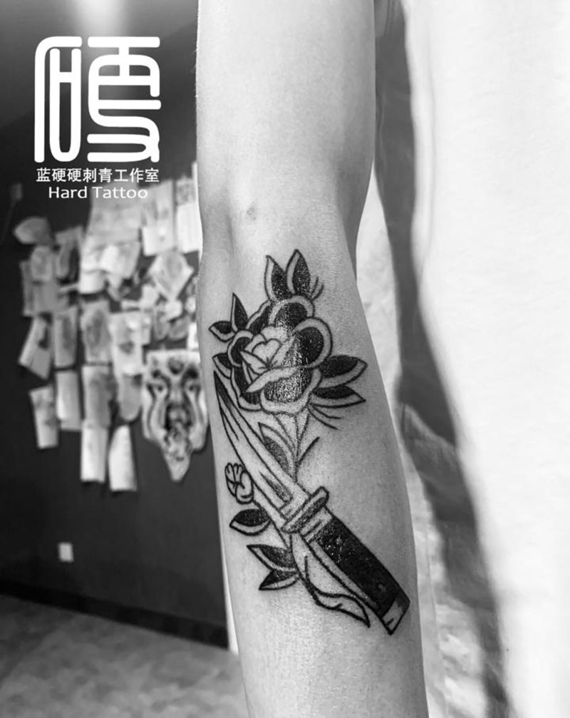 匕首花纹身图片_手臂纹身图案