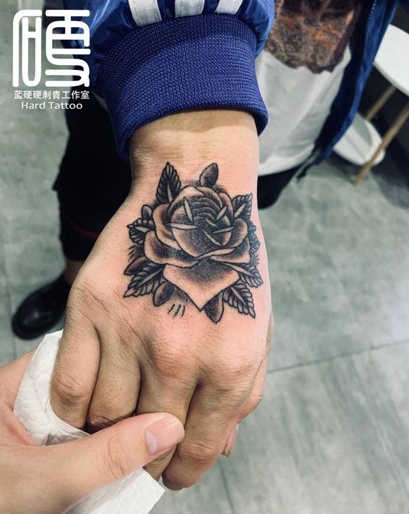 花手纹身图片_手部Old School纹身图案