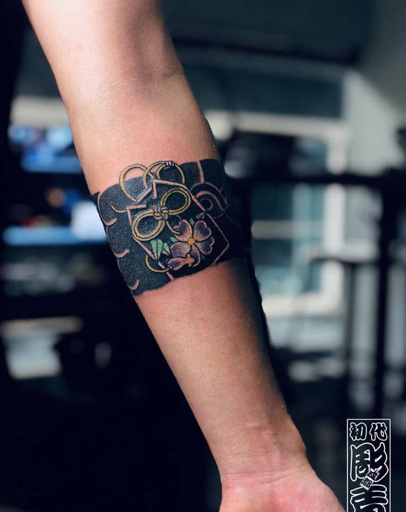 彫青定制手环纹身图片_手臂老传统纹身图案