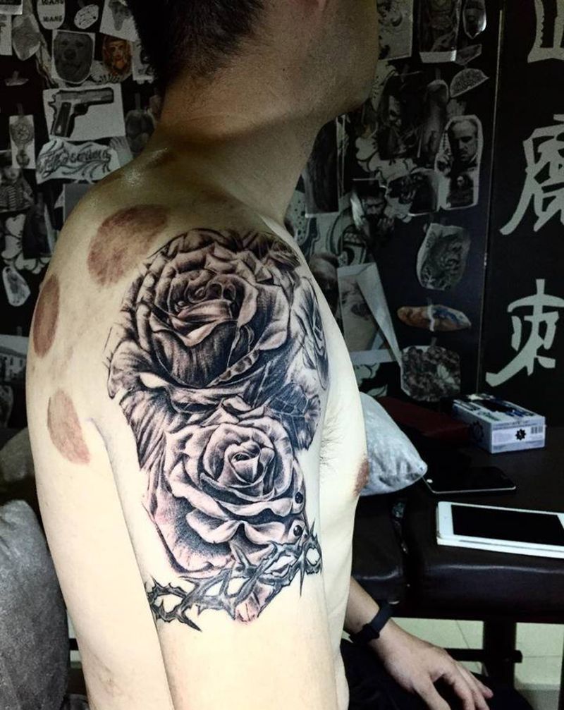 玫瑰纹身图片_肩部欧美写实纹身图案