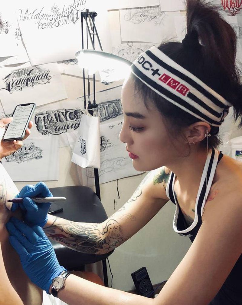 招学徒纹身图片_颈部腹部花体字欧美写实纹身图案