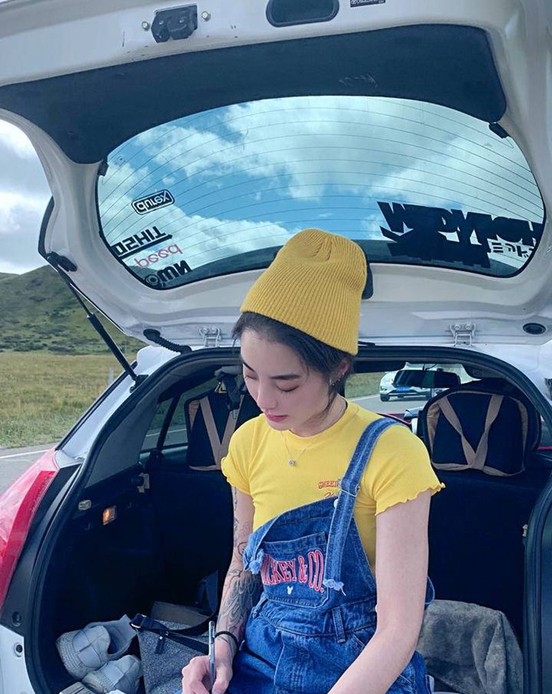 带你来草原纹身图片_手臂花体字欧美写实纹身图案