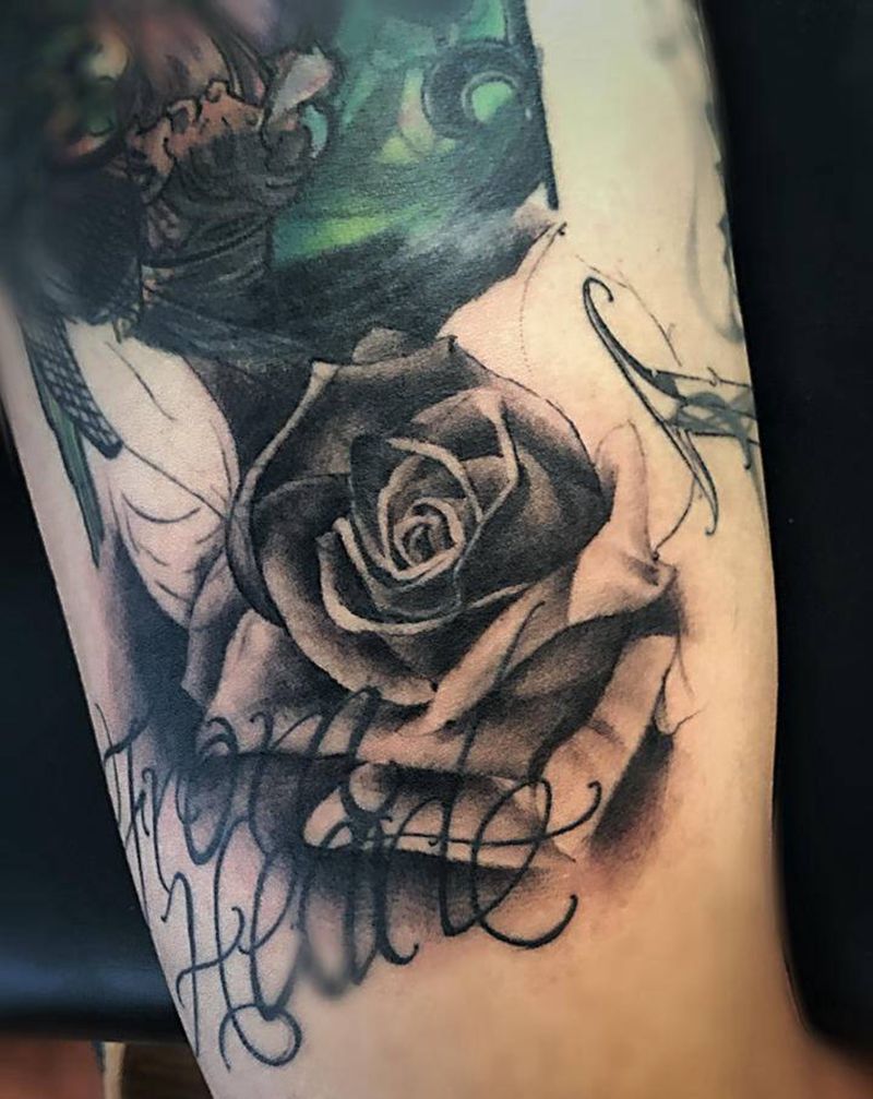 花体➕玫瑰纹身图片_腿部花体字欧美写实遮盖➕刷黑纹身图案