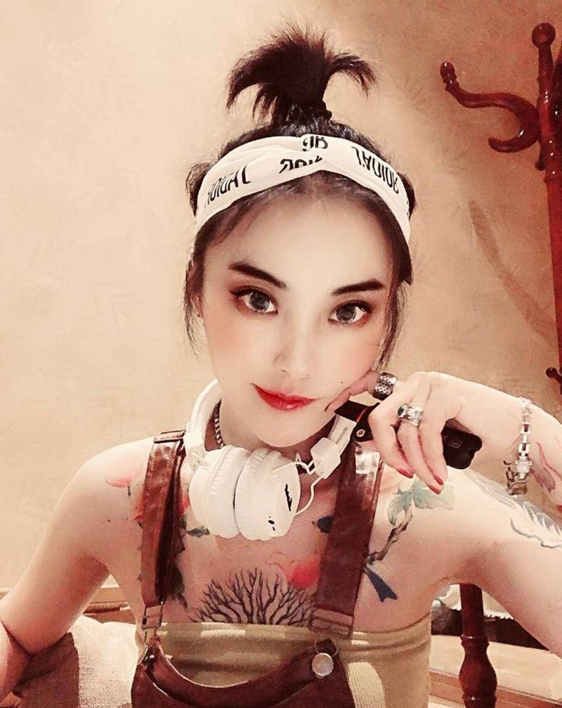 小勋章纹身图片_胸部肩部花体字欧美写实纹身图案