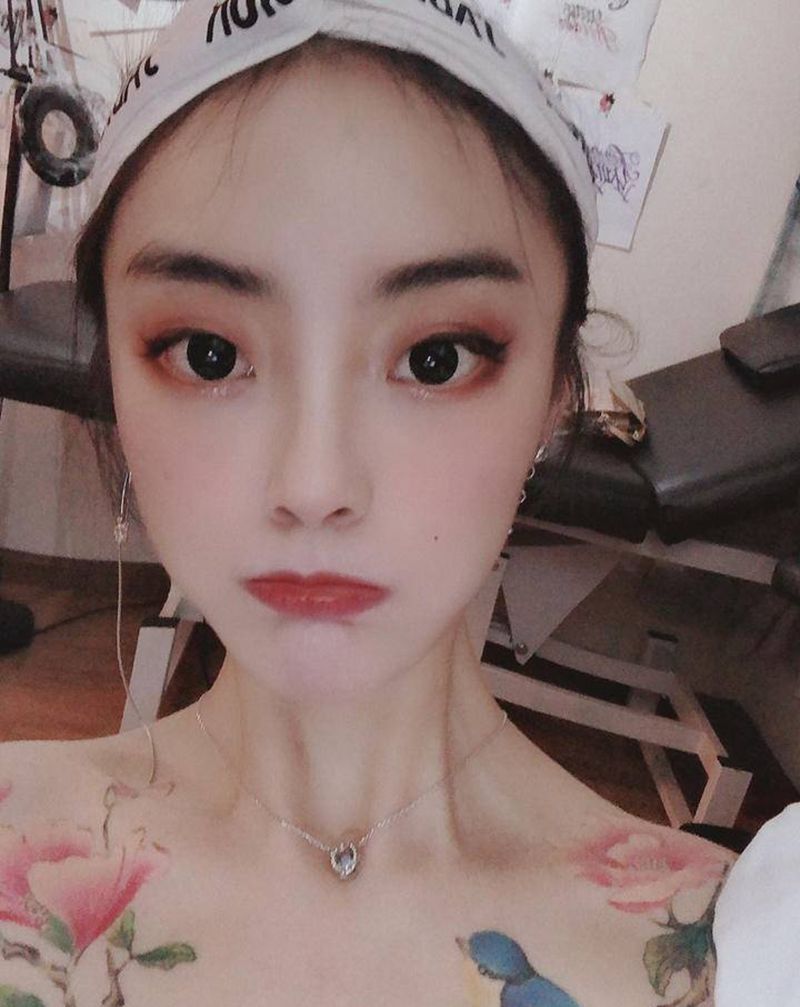 等客人纹身图片_肩部胸部水彩水墨纹身图案