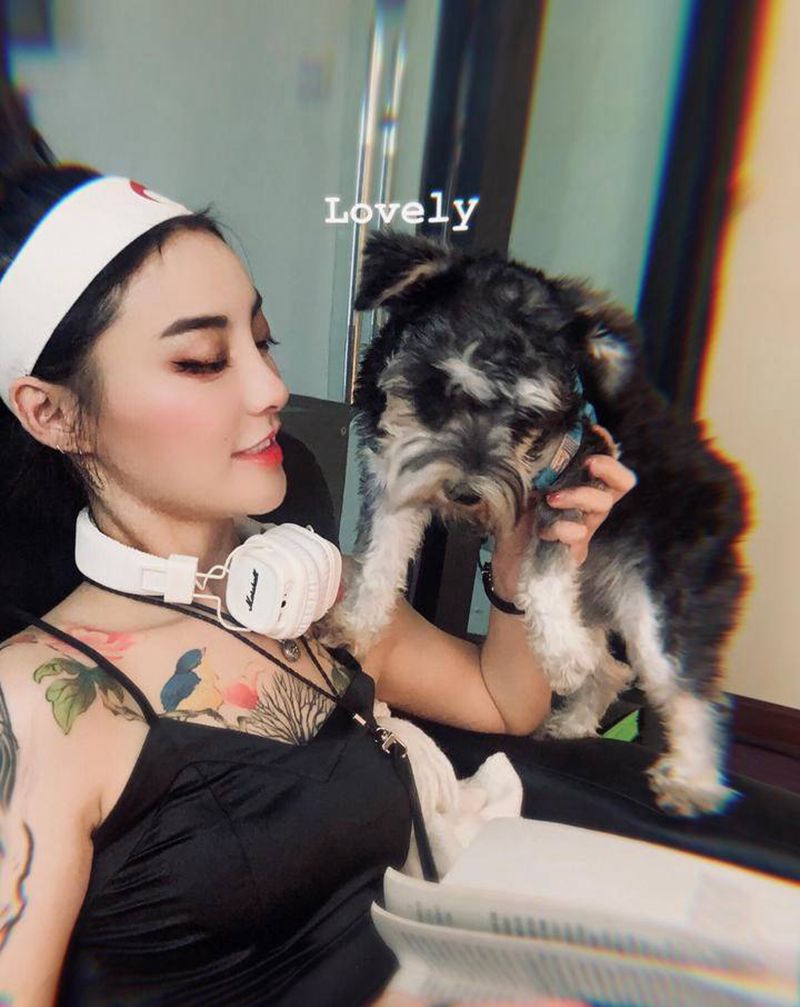 兔兔好狼狈纹身图片_手臂花体字欧美写实纹身图案