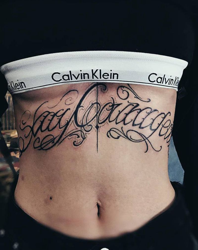 未完成纹身图片_腹部花体字欧美写实纹身图案