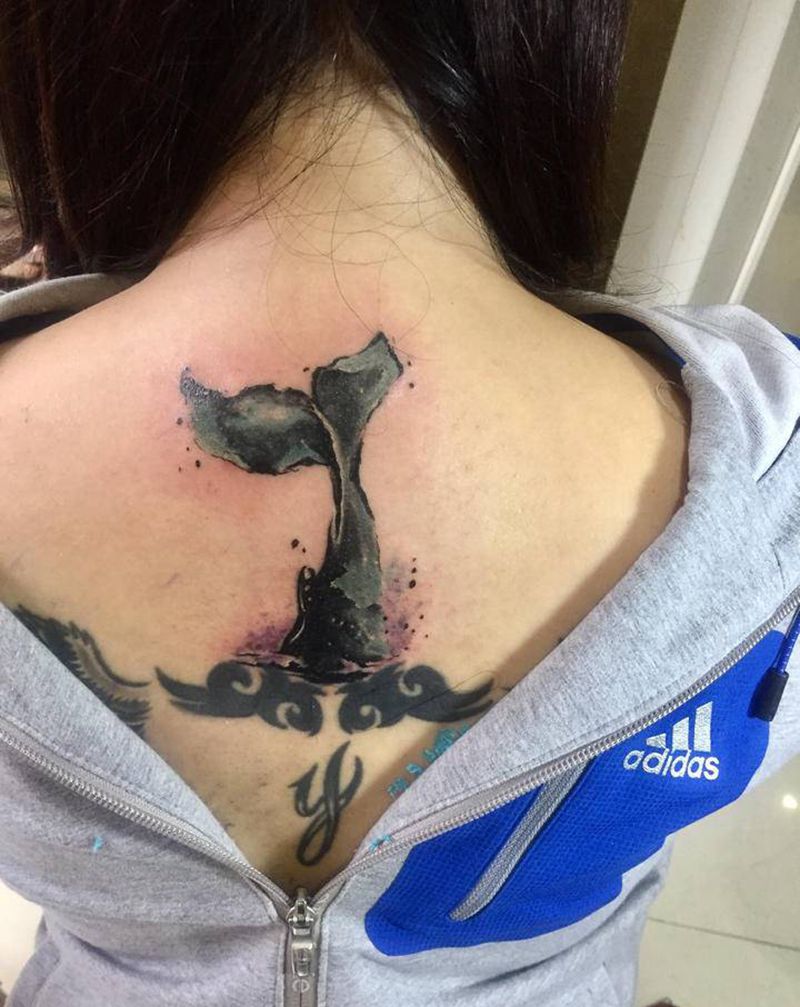 鲸鱼尾巴(遮盖)纹身图片_背部纹身图案