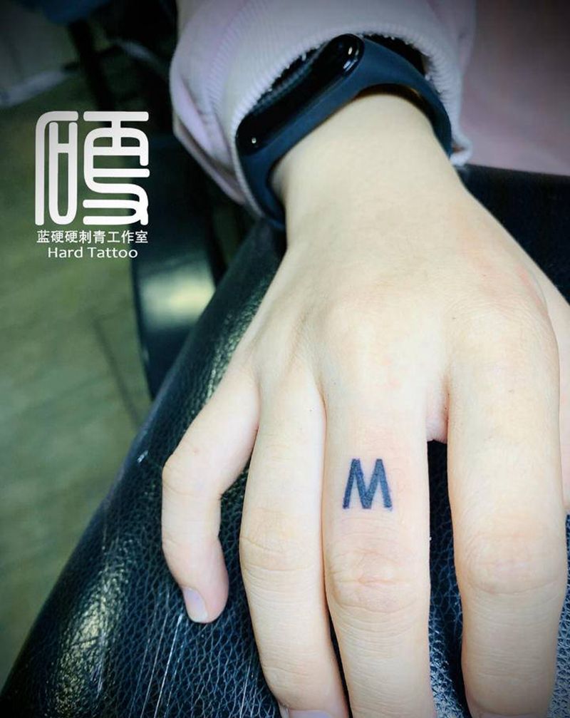 手指，小字母纹身图片_手部字母纹身图案