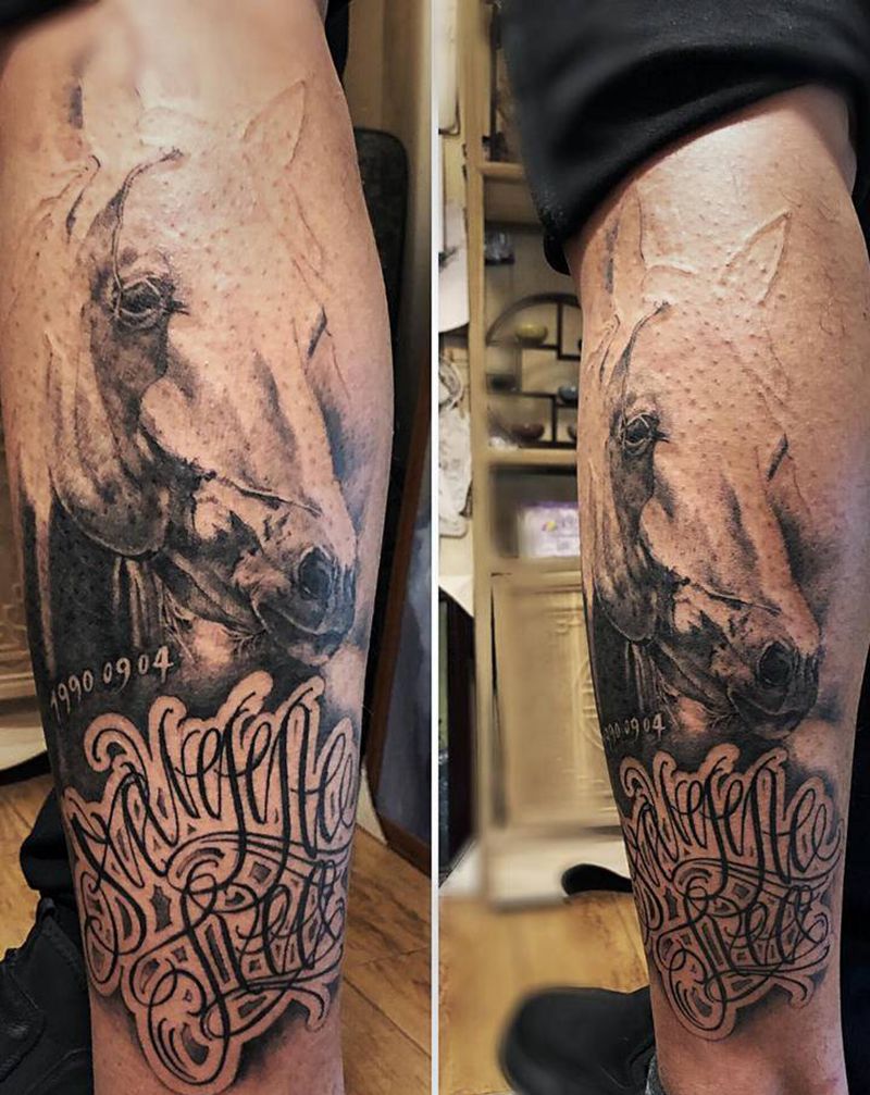 花体✍️ 马纹身图片_腿部花体字欧美写实纹身图案