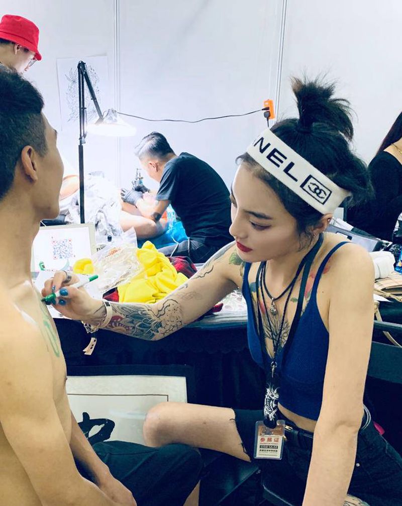 赤诚纹身图片_手臂脚部欧美写实花体字纹身图案