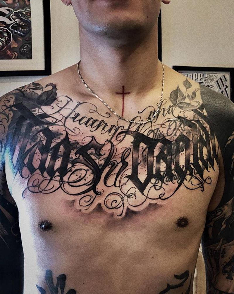 花胸纹身图片_胸部花体字欧美写实遮盖纹身图案