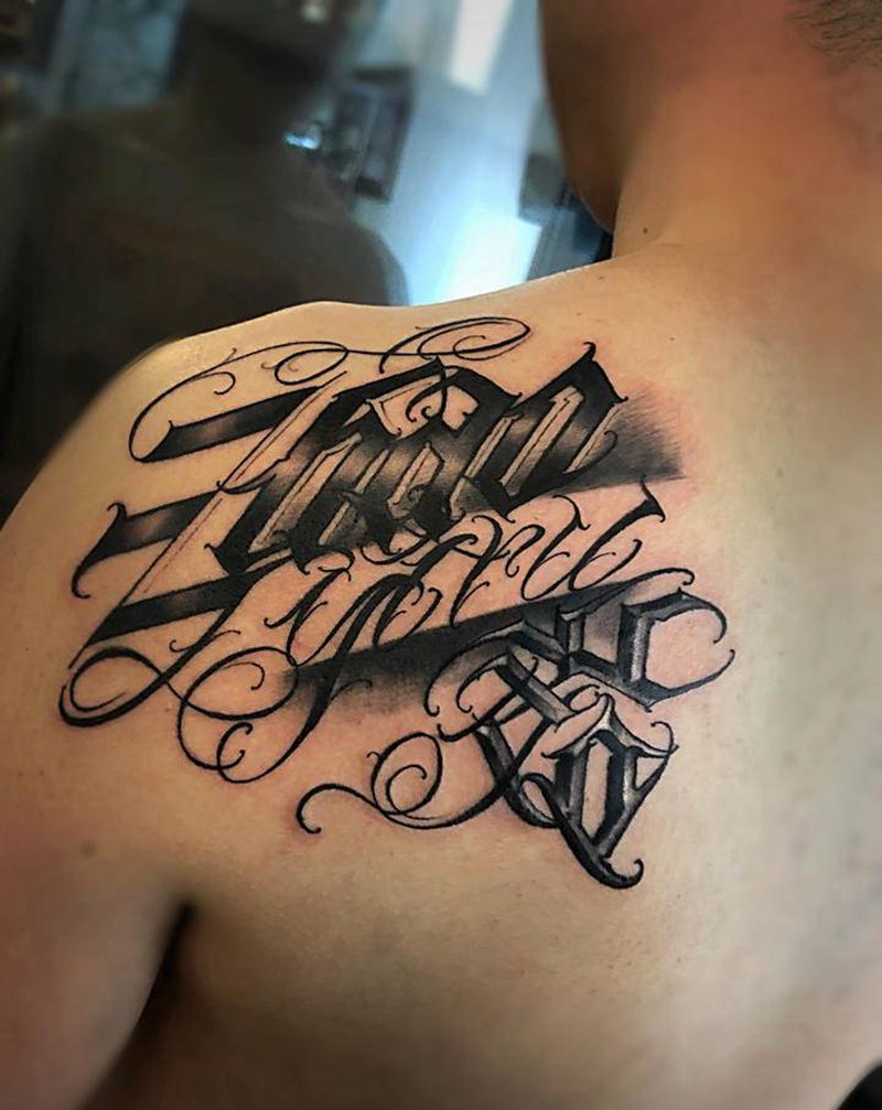 花体字纹身图片_背部花体字欧美写实纹身图案