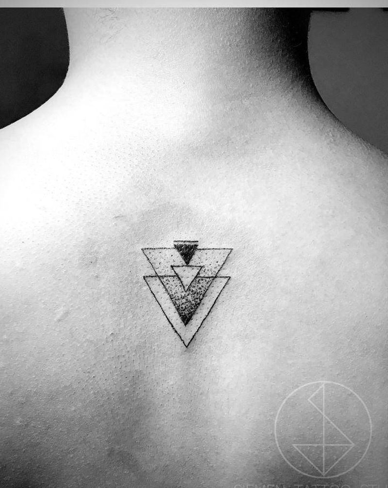 三角几何纹身图片_背部点刺几何坚固稳定三角纹身图案