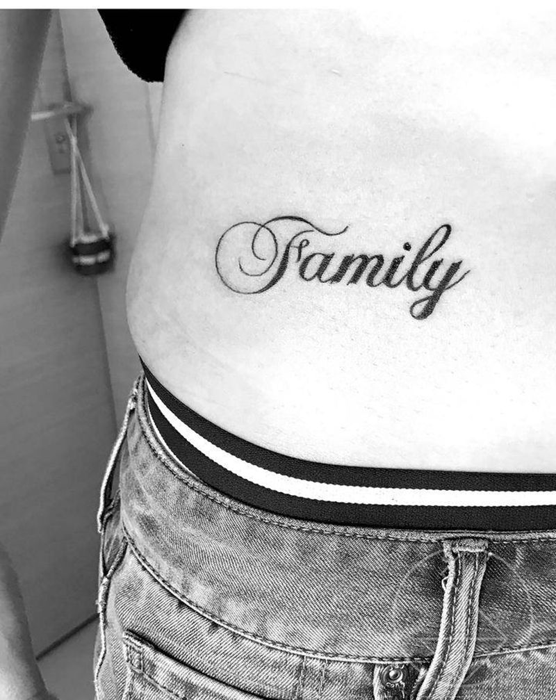 家庭纹身图片_腹部花体字几何家庭英文纹身图案