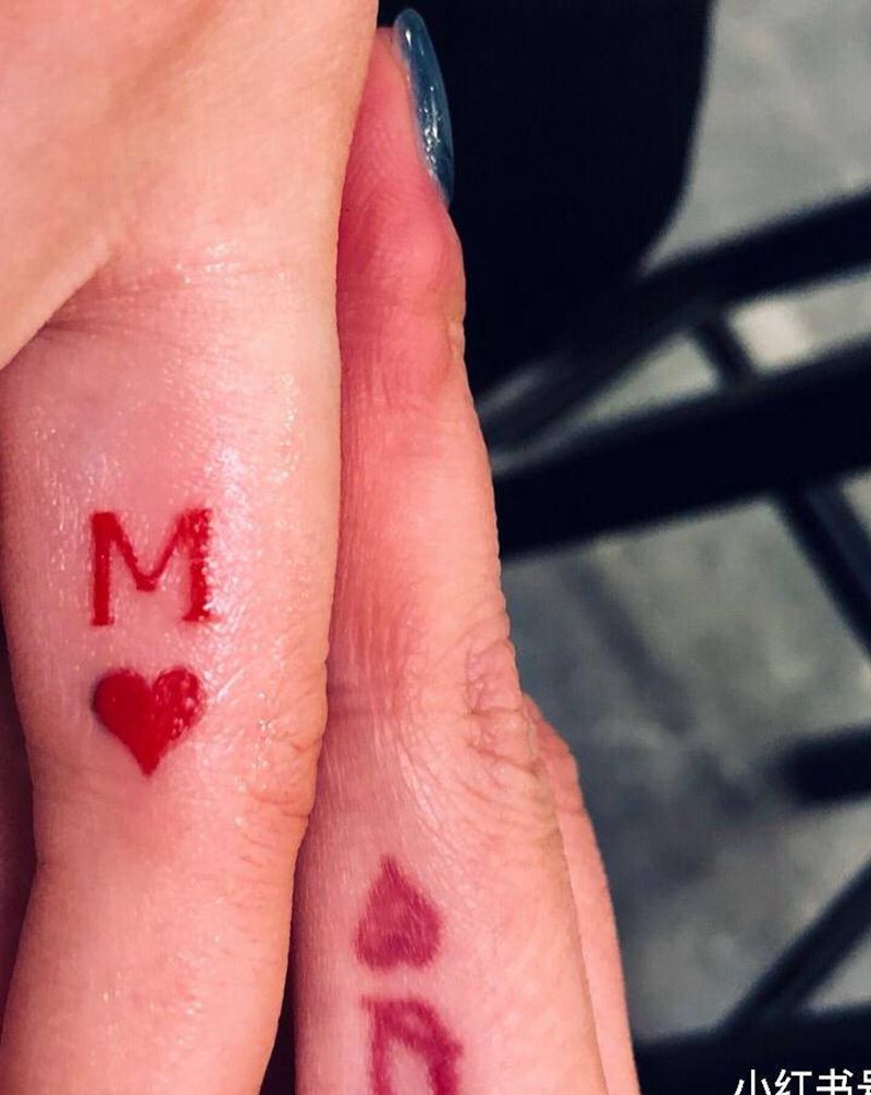 小清新一枚纹身图片_手部花体字纹身图案