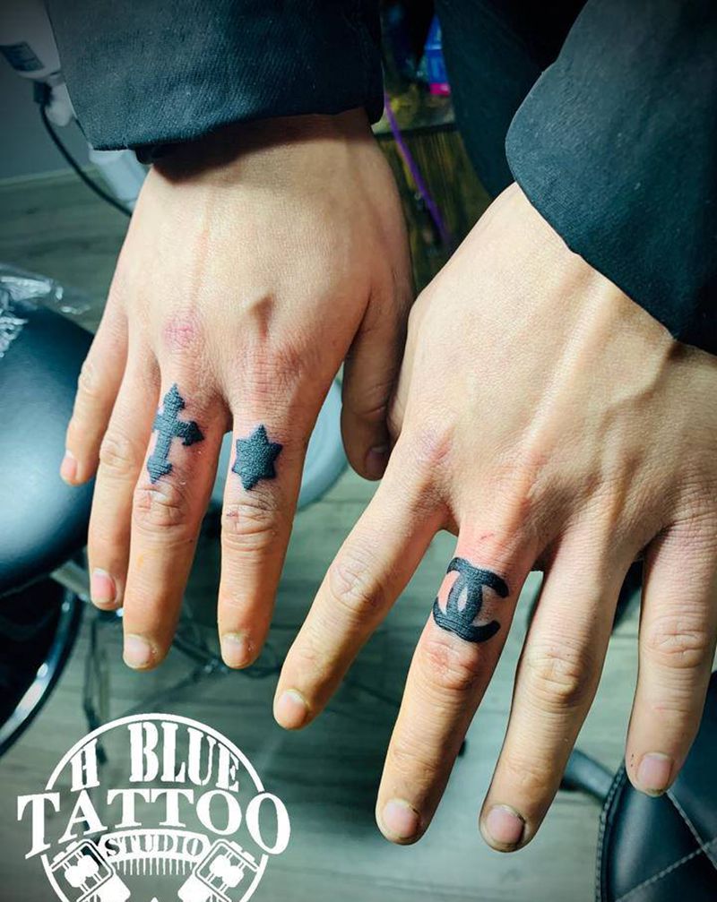 十字架-六芒星-香奈儿纹身图片_手部纹身图案