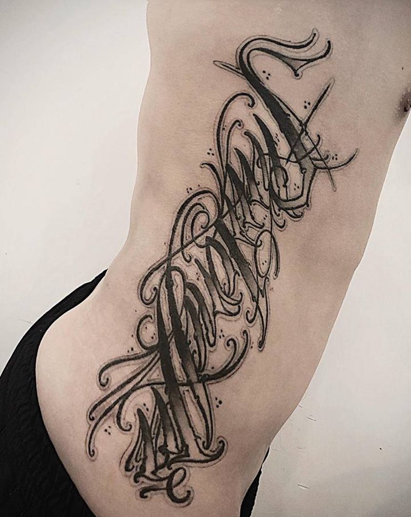 花体字侧腰纹身图片_腰部欧美写实纹身图案