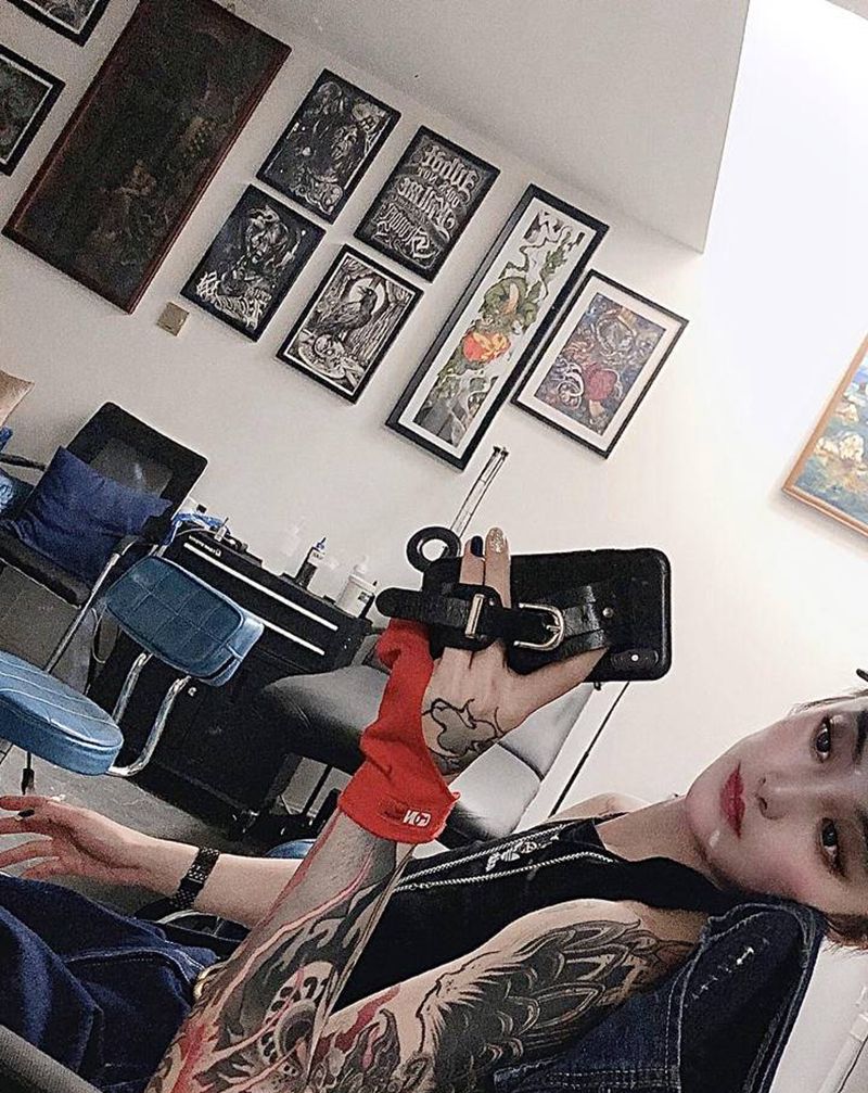 手背 花体字纹身图片_手部花体字欧美写实遮盖纹身图案