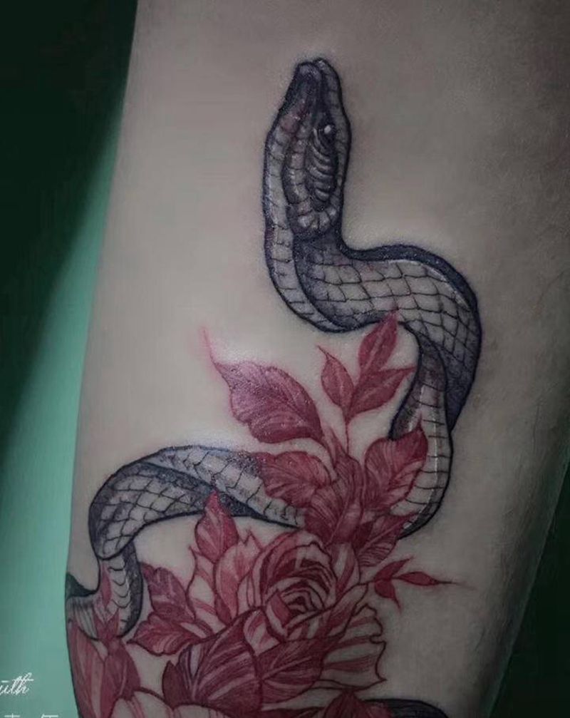花与蛇纹身图片_腿部纹身图案