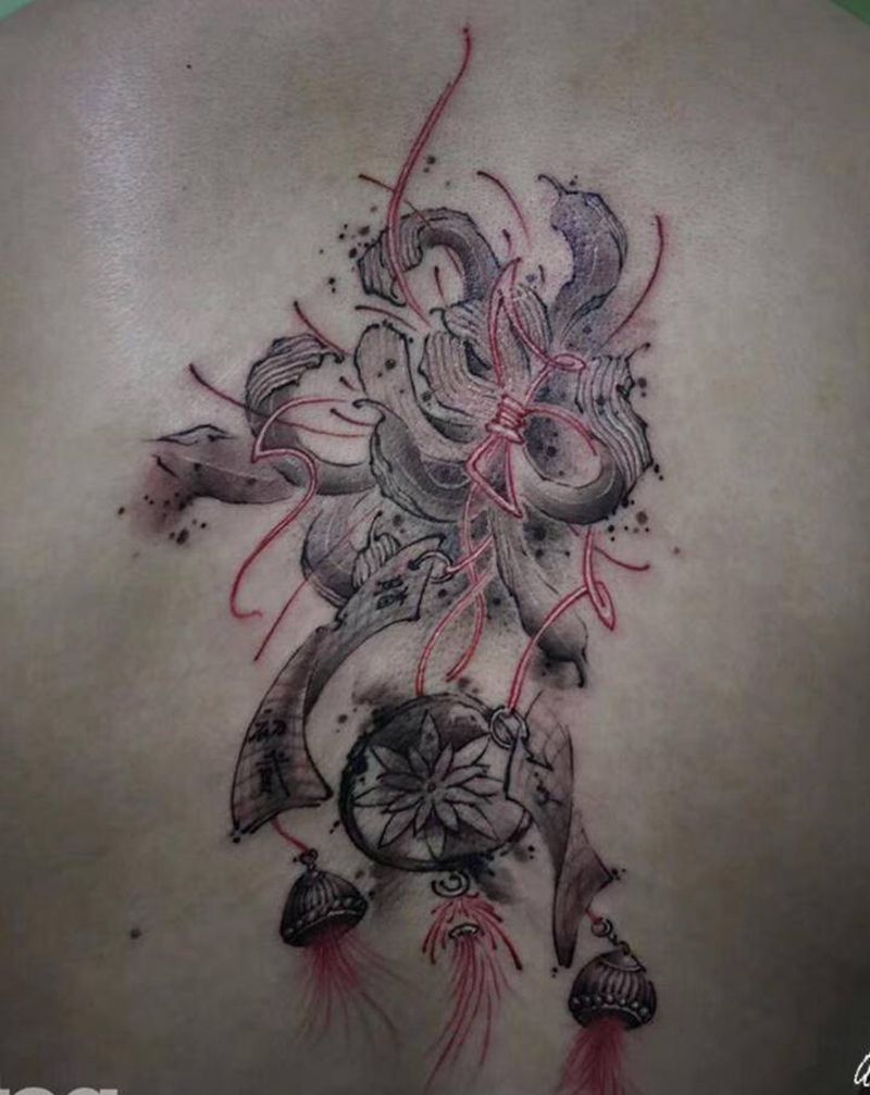 彼岸花风铃纹身图片_背部水墨纹身图案