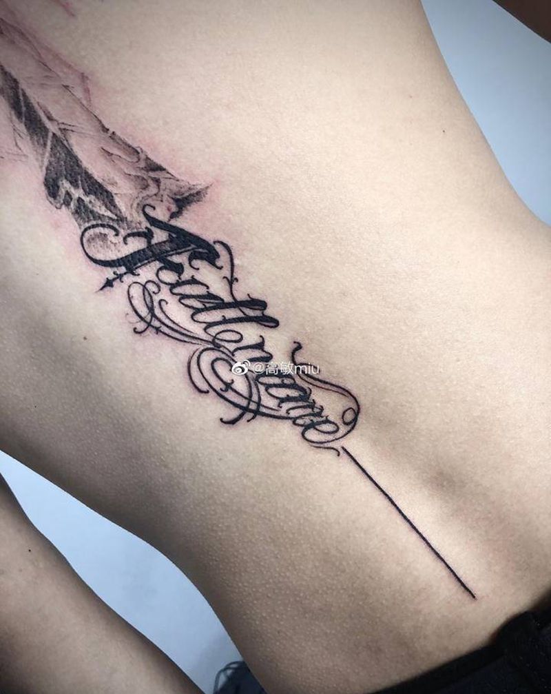 小花体纹身图片_背部花体字纹身图案