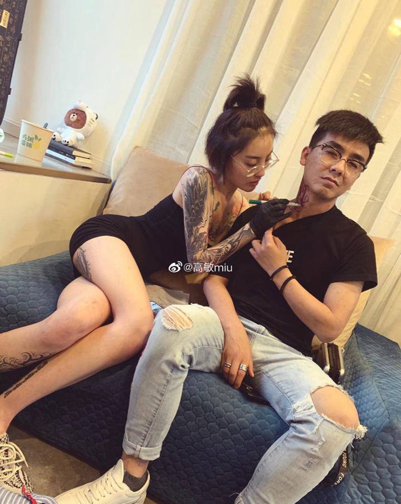 偷拍老子纹身图片_颈部花体字纹身图案