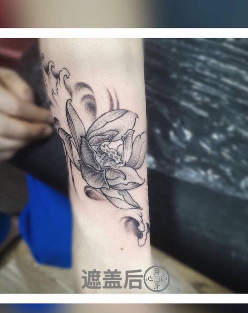 遮盖旧纹身纹身图片_手臂新传统莲花遮盖旧纹身图案