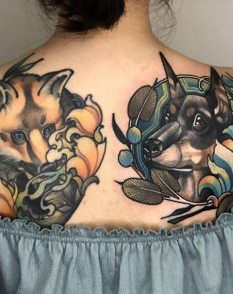 狐狸与杜高纹身图片_背部狐狸狗纹身图案