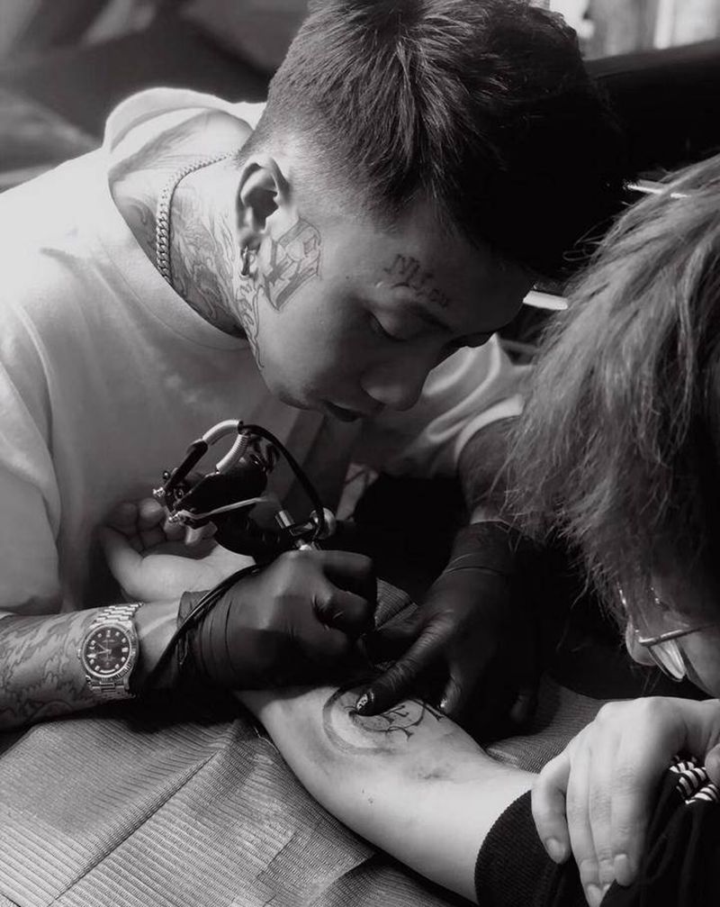 世间因果纹身图片_手臂纹身图案