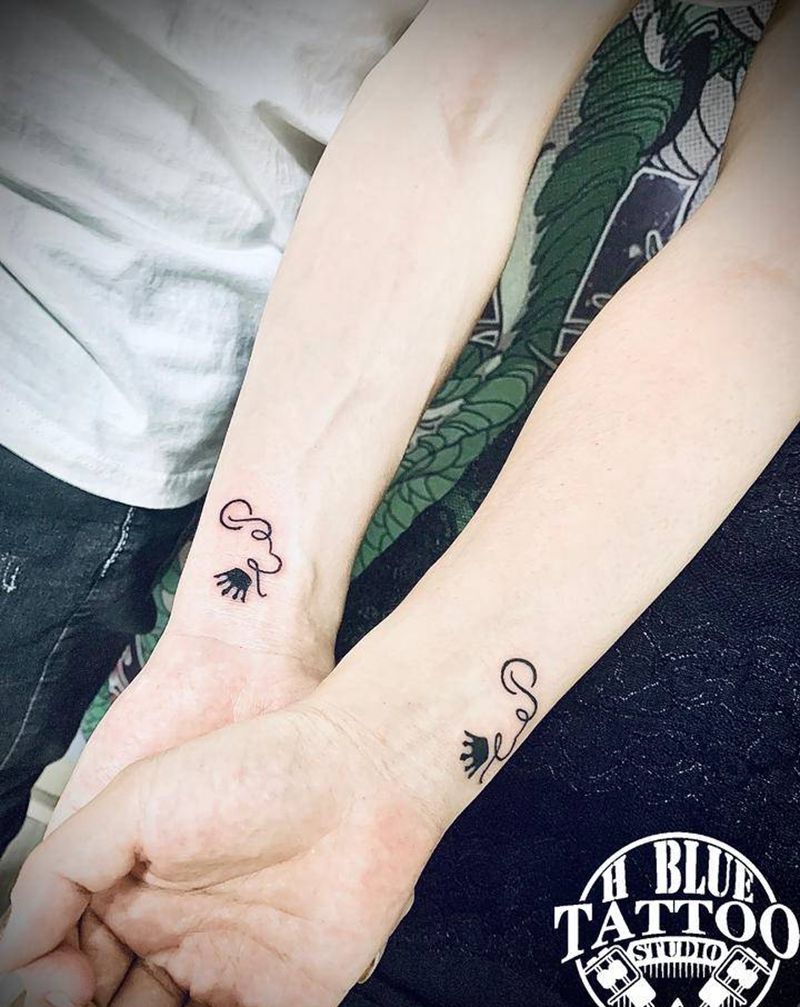 情侣皇冠纹身图片_手部纹身图案