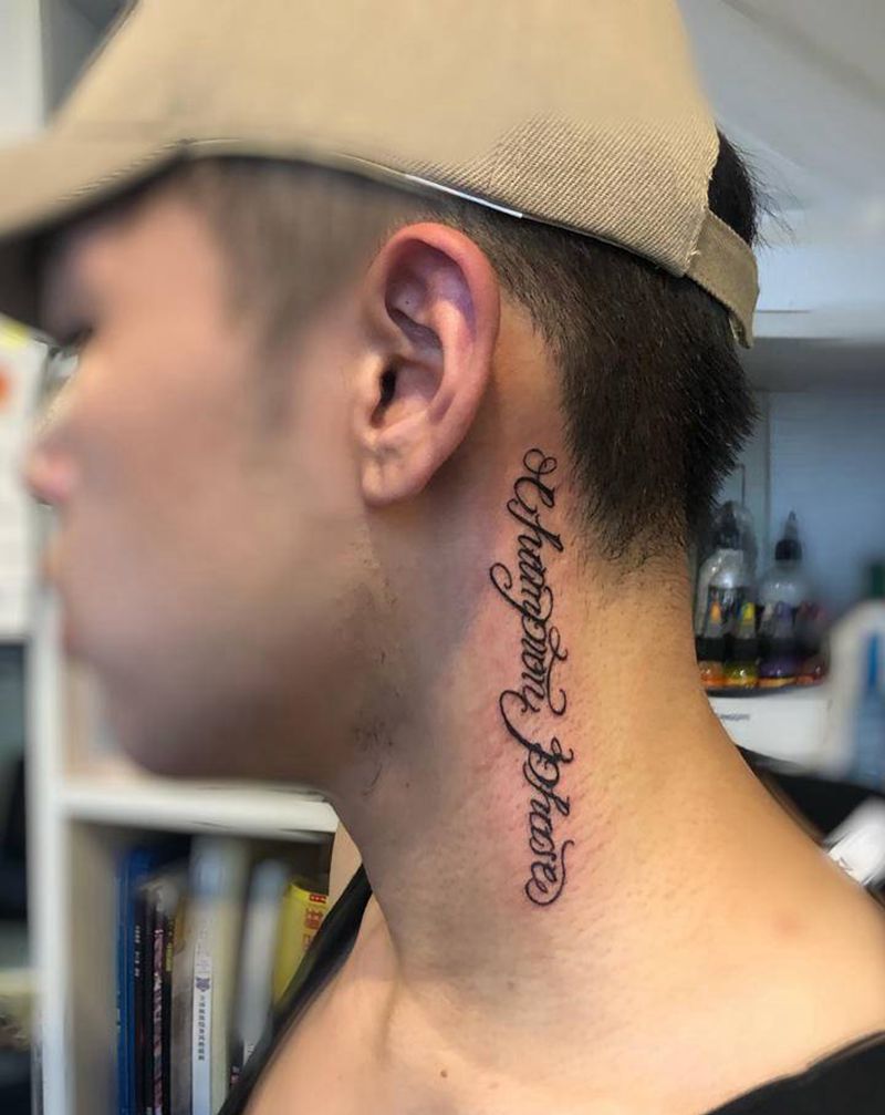 小花体纹身图片_颈部花体字纹身图案