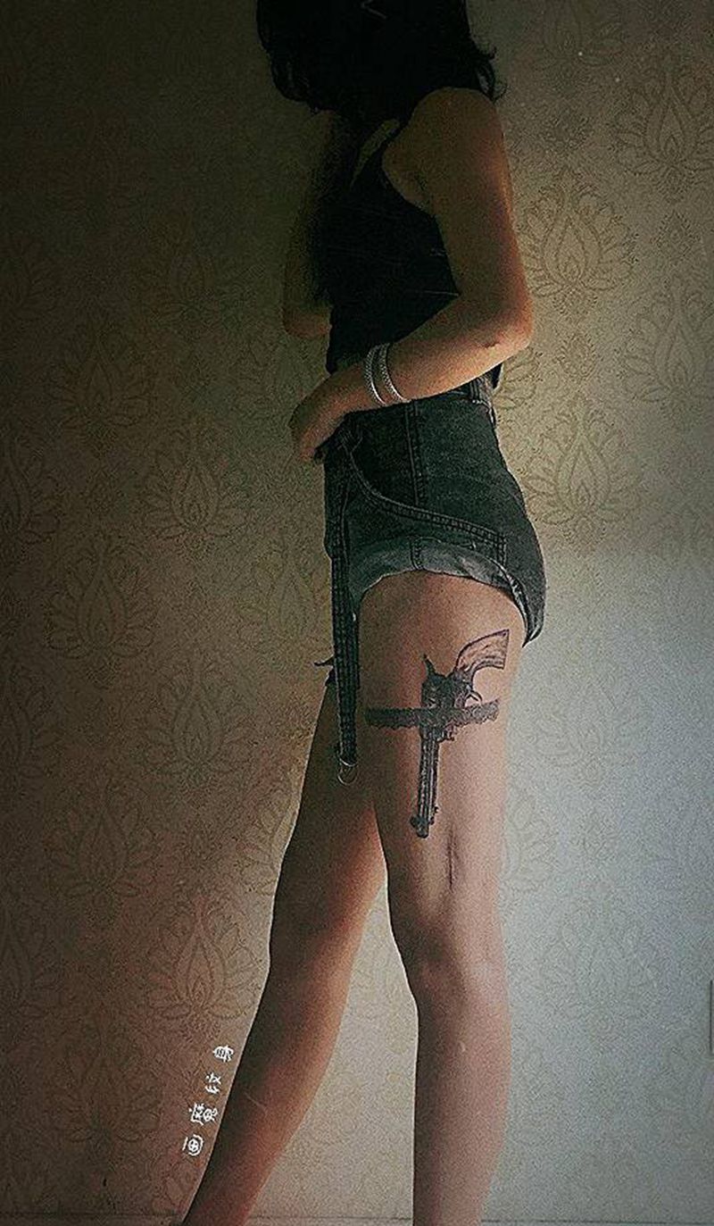 蕾丝手枪纹身图片_腿部欧美写实纹身图案