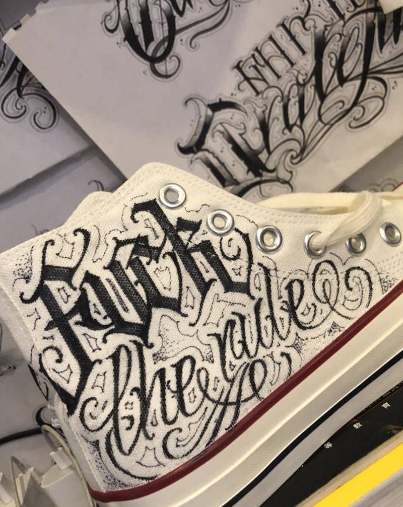 画鞋子纹身图片_花体字欧美写实纹身图案