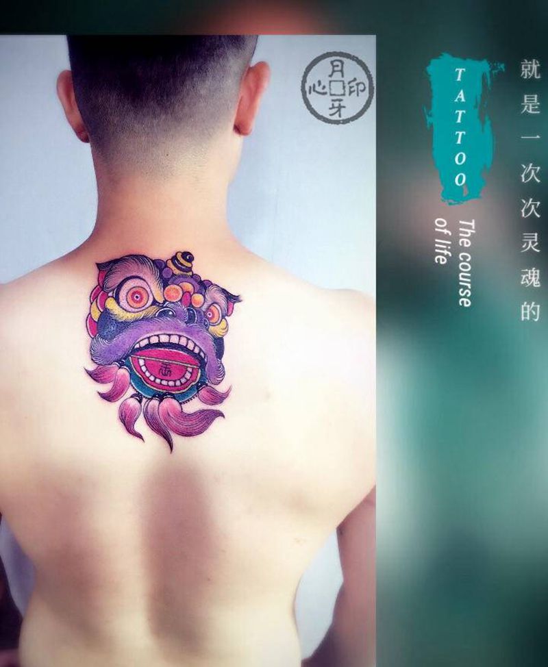 传统醒狮纹身图片_背部新传统醒狮狮子纹身图案