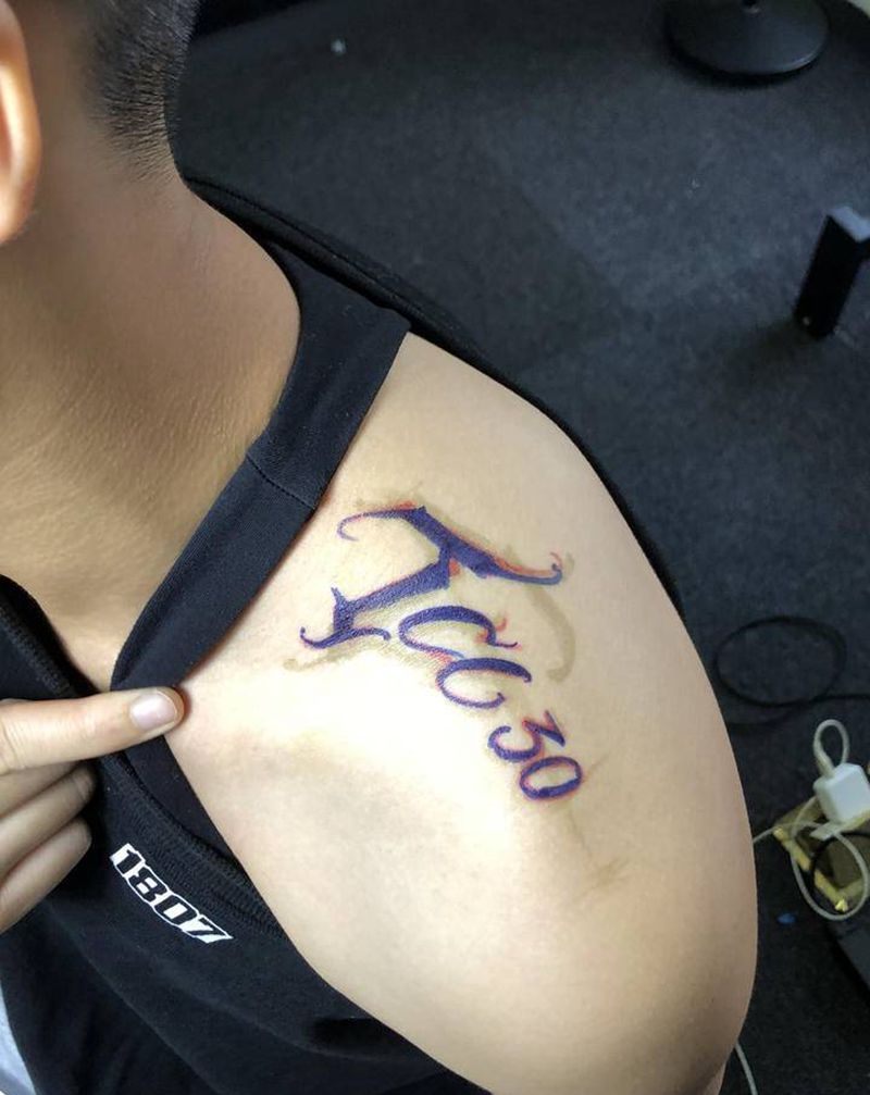 work纹身图片_肩部花体字纹身图案
