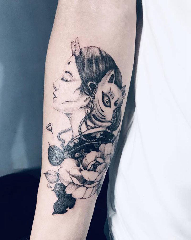 狐姬纹身图片_手臂新传统点刺艺妓花黑灰纹身图案