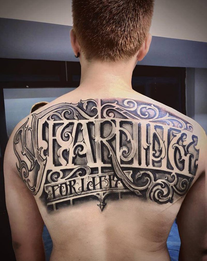 接近完成90%纹身图片_背部花体字纹身图案