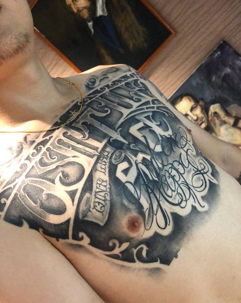 花体字纹身图片_胸部背部花体字欧美写实纹身图案