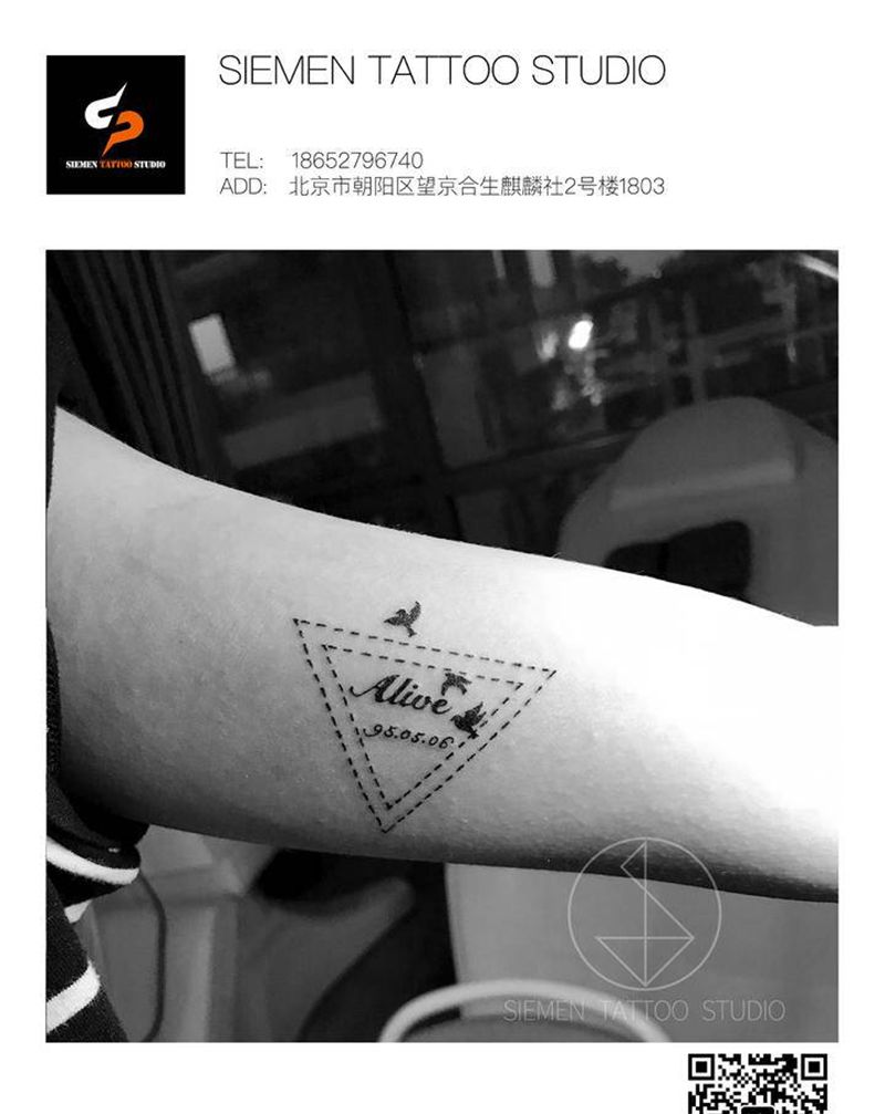 名字生日纹身图片_手臂几何点刺英文数字纹身图案