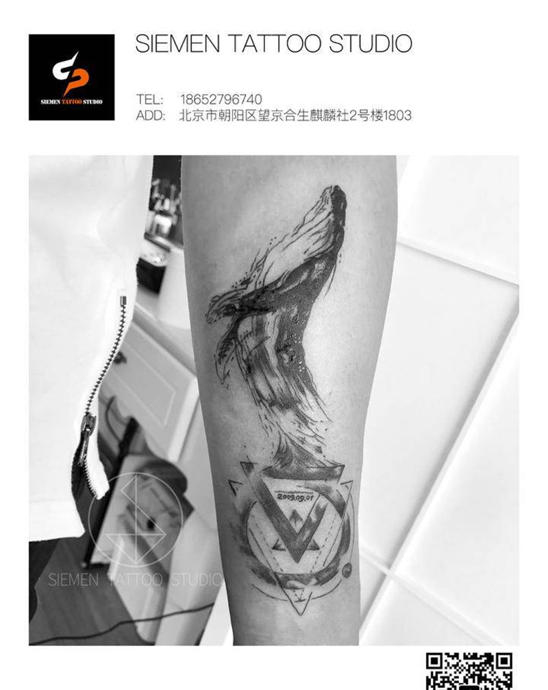 鲸纹身图片_手臂水墨几何鲸鱼数字纹身图案